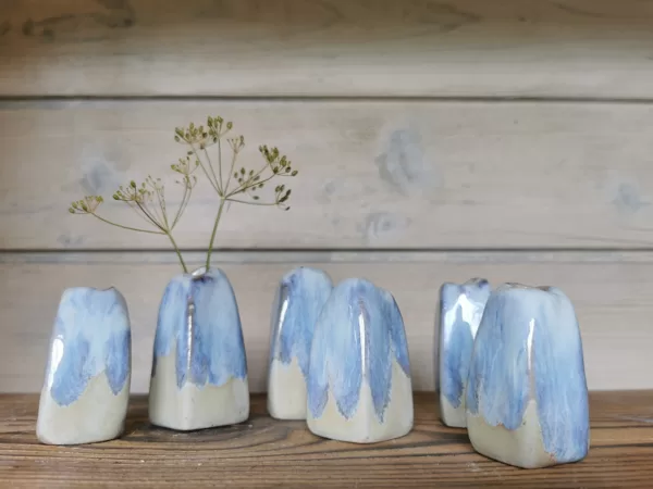 Mini-Vasen für einzelne Blümchen, Steinzeugton, Preis €7,- bis 9,- je nach Größe