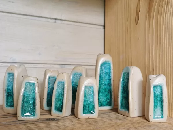 Mini-Vasen für einzelne Blümchen, Steinzeugton, Preis €7,- bis 9,- je nach Größe